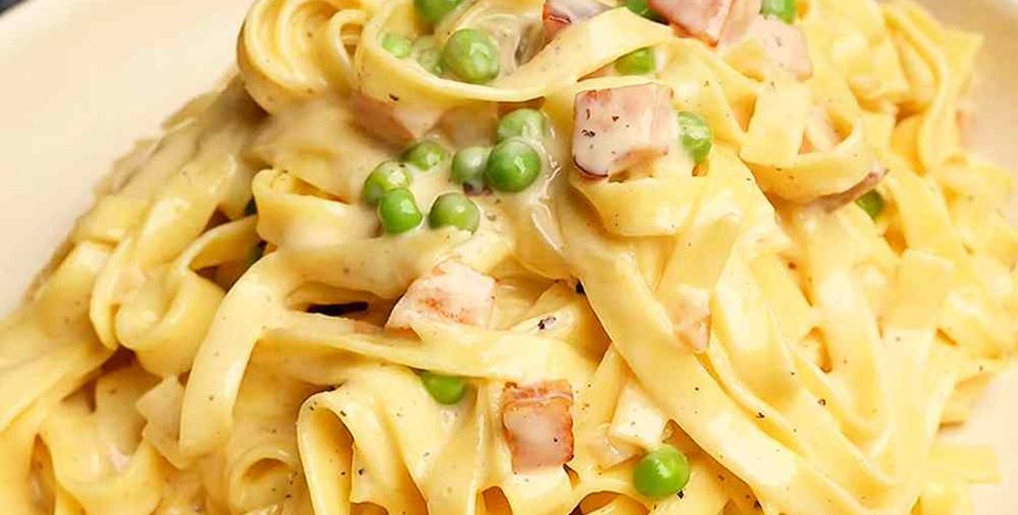 Паста з горошком і шинкою у вершковому соусі