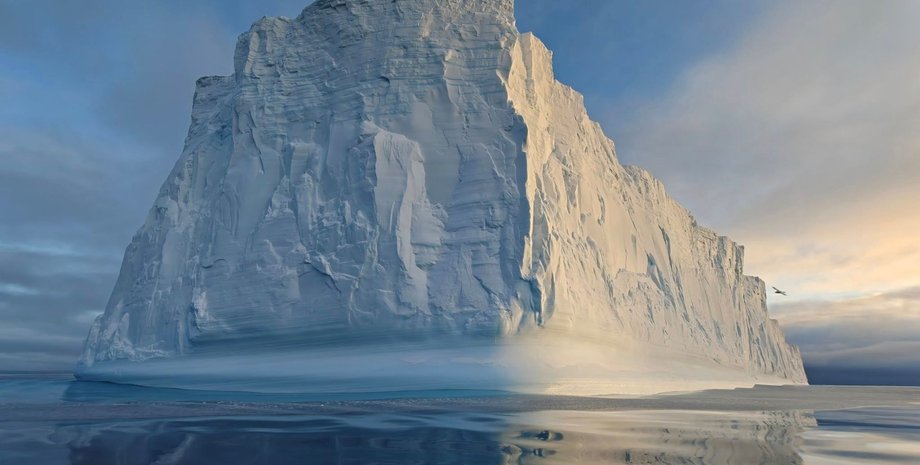 Айсберг неподалік української антарктичної станції