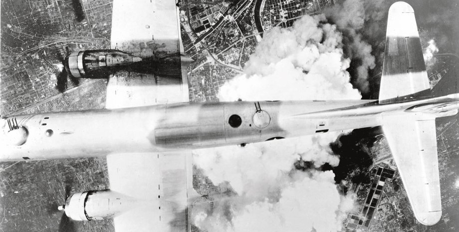 Американский В-29 сбрасывает бомбы на Осаку / Фото: Getty Images