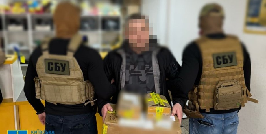 золотые слитки, старинные монеты, контрабанда, пересылка по почте, подозреваемый задержан