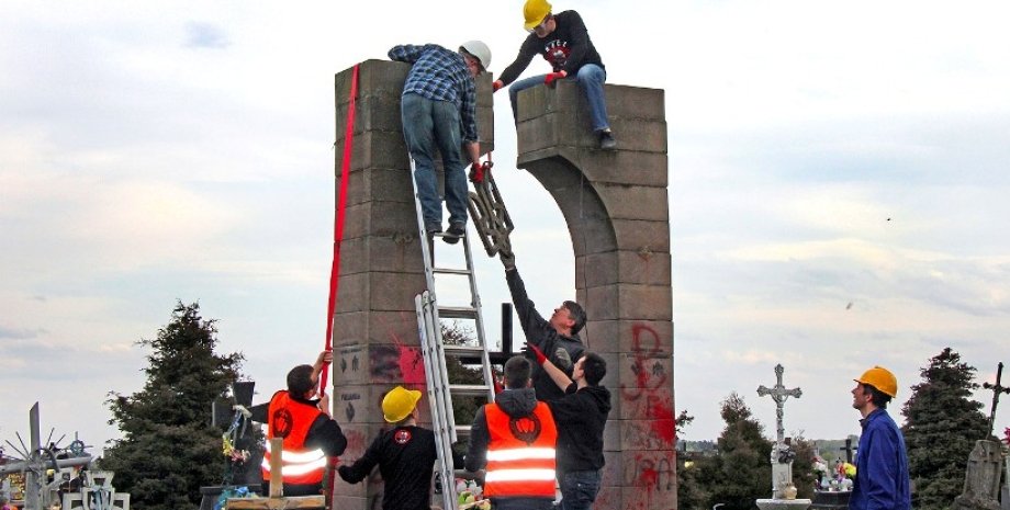 Демонтаж памятника под Перемышлем / Фото: portalprzemyski.pl