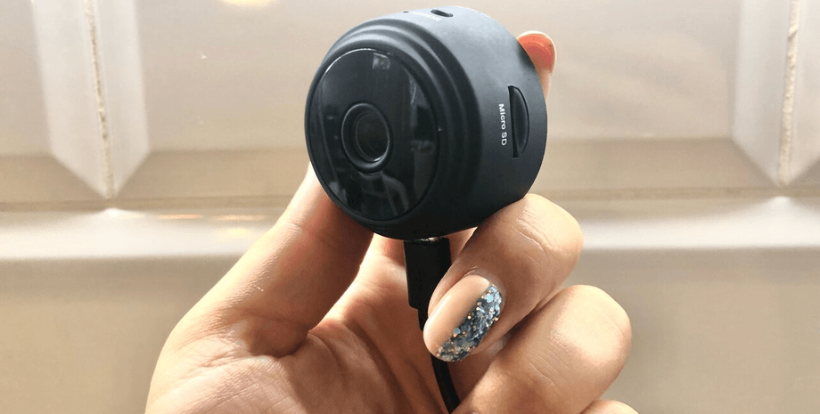 Небольшая камера с объективом, использовавшаяся для тайной съемки