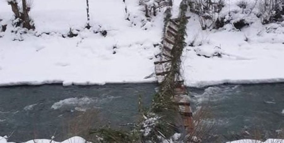 Мост через горную речку в Закарпатье