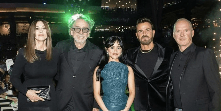 Моника Беллуччи, Тим Бертон, Дженна Ортега, Майкл Китон и Джастин Теру моника беллуччи тим бертон, битлджюс битлджюс, дженна ортега, бойфренд моники беллуччи, майкл китон