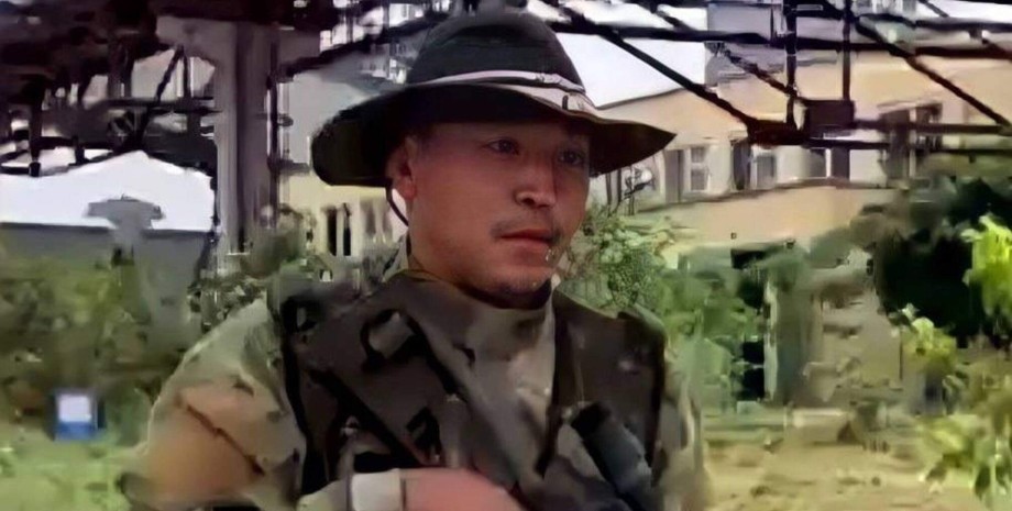 российский военнослужащий в шляпе , российский военнослужащий Очур-Суге Мангуш , российский военнослужащий