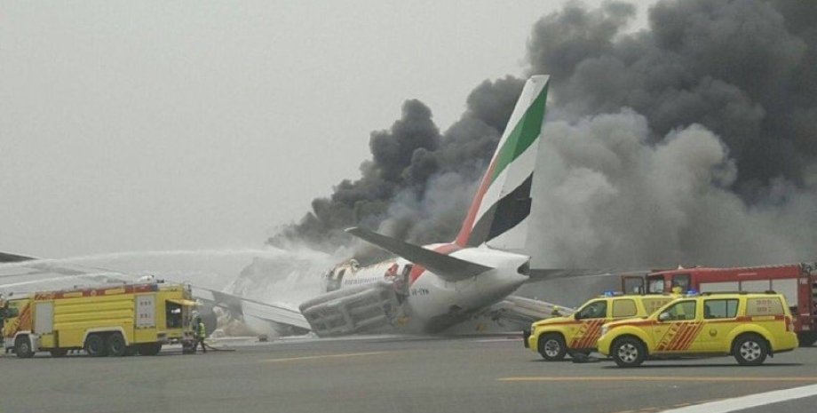 Горящий самолет в Дубае / Фото: twitter.com/AlArabiya_Eng