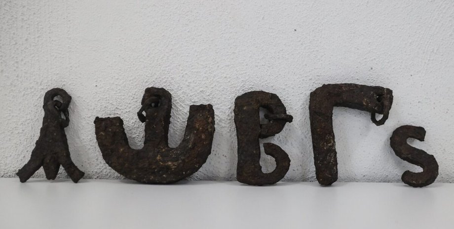 археологи нашли редкие гирьки и весы в форме греческих букв