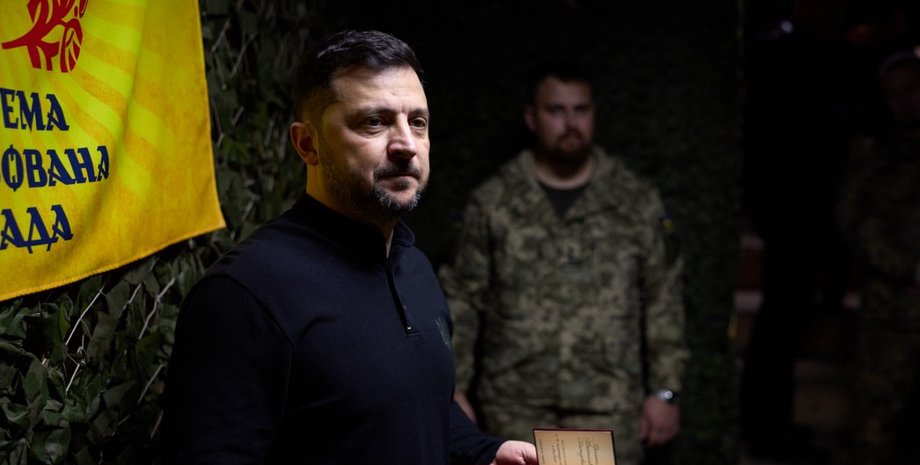 Владимир Зеленский с наградой для военных 65-й бригады с наградой