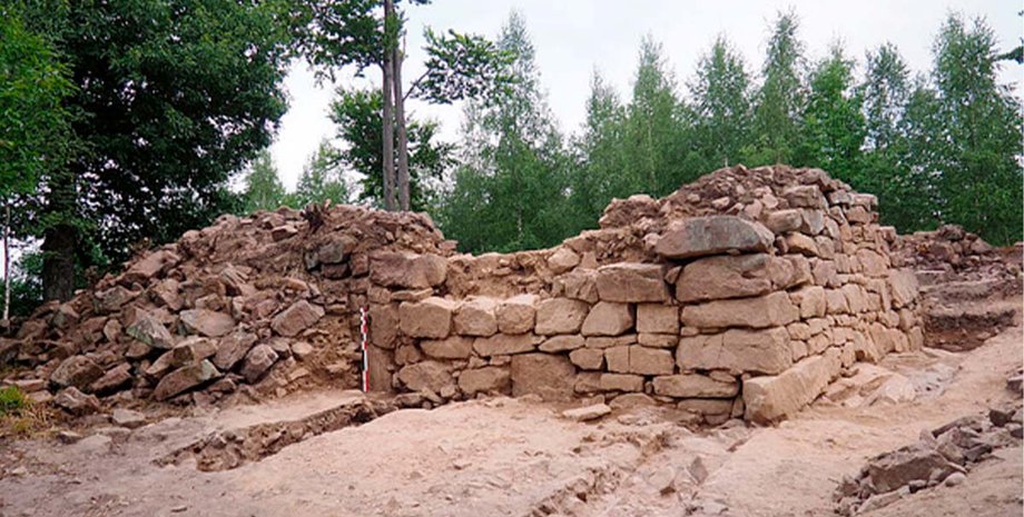 замок, Франция, Папа Римский, расположение, холм, история, историческое значение, строители, структура, историк, археолог, археология, раскопки, исследования, артефакты