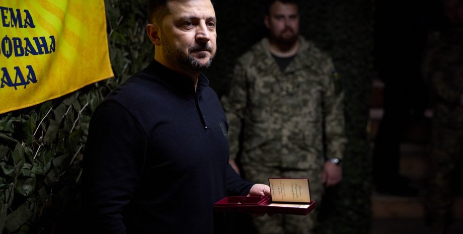 Володимир Зеленський з нагородою для військових 65-ї бригади