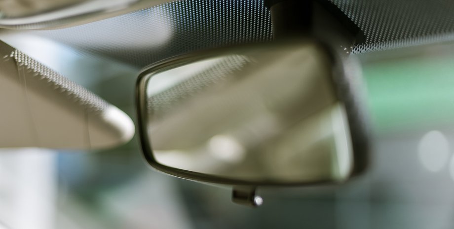 чорні крапки на склі