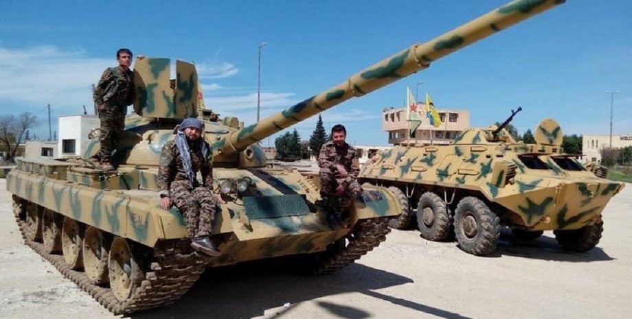 курдская бронетехника под синим небом