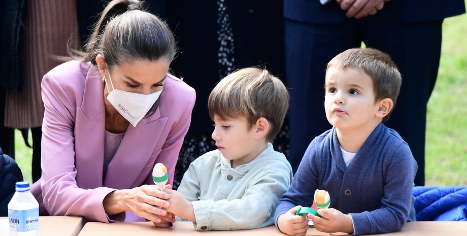 королева летиция, королева испании, розовый костюм, брючный костюм, тренд сезона, модные тренды