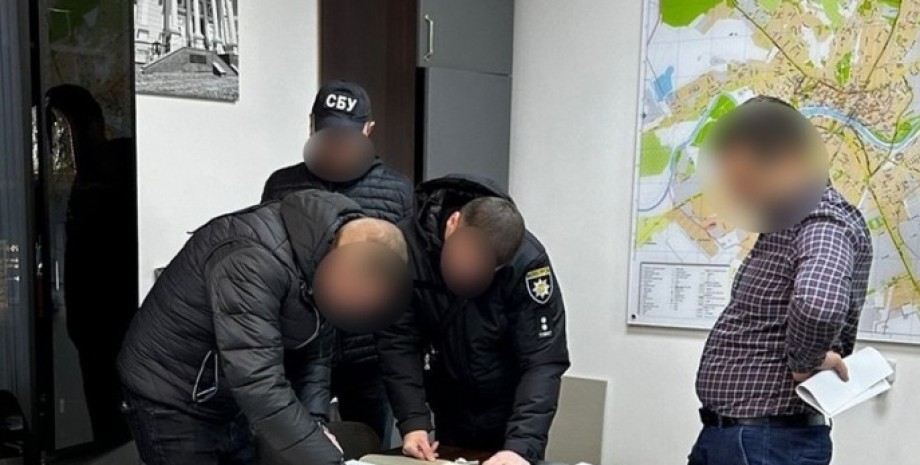 Посадовців Ужгородської міськради підозрюють у привласненні бюджетних коштів розкрадання, обшуки, Ужгород
