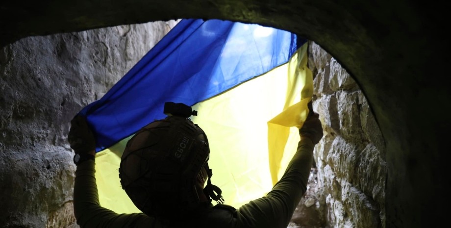 Боєць ЗСУ здіймає прапор над Андріївкою Андріївка, ЗСУ, прапор, війна Україна