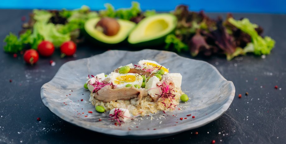 Салат Цезарь с лососем, салат цезарь с лососем и авокадо, праздничный салат, вкусный салат, салат цезарь