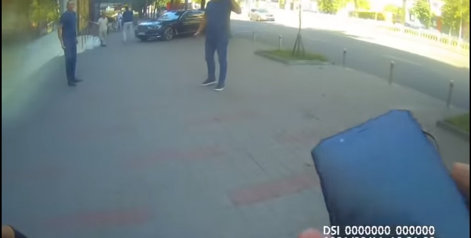 Сотрудники магазина "Ибис" напали на парковочного инспектора