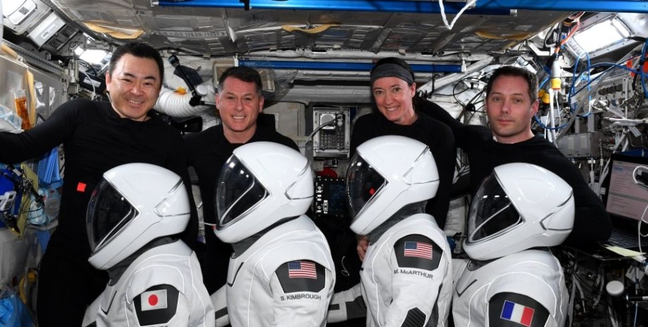 Четыре астронавта SpaceX Crew-2