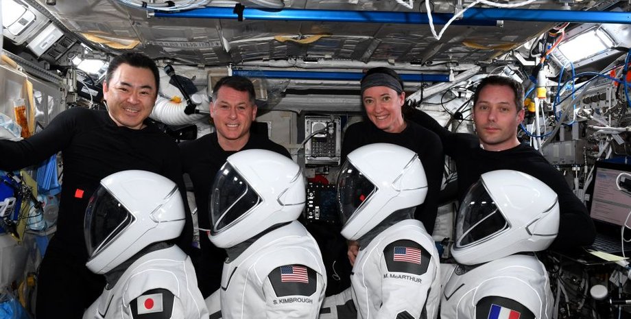 Чотири астронавти SpaceX Crew-2