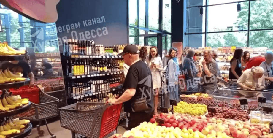 Покупець у супермаркеті Сільпо в Одесі