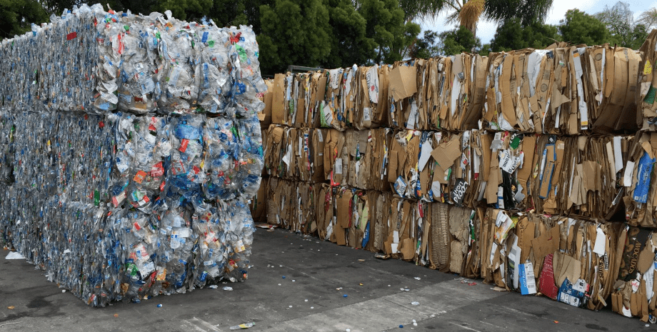 Переработка мусора, мусор, пластик, алюминий, жестяные банки, консервные банки, бутылки, картон, прессованный мусор