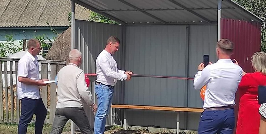 На Чернігівщині "слуга народу" Олександр Левицький урочисто відкрив зупинку