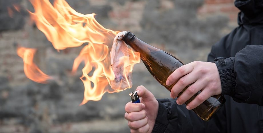 Пожар охватил небольшую площадь, поджигатель скрылся