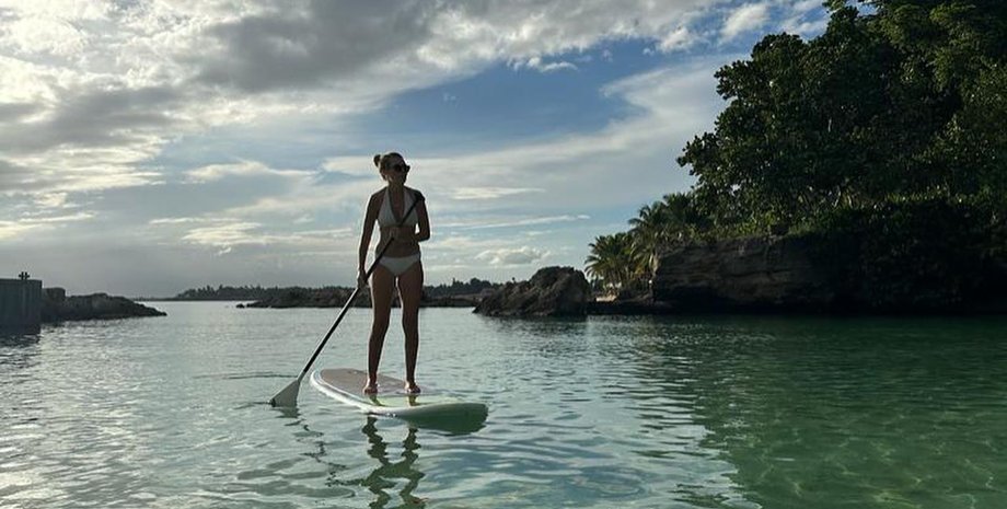 Кэрри Джонсон, отдых, купальник