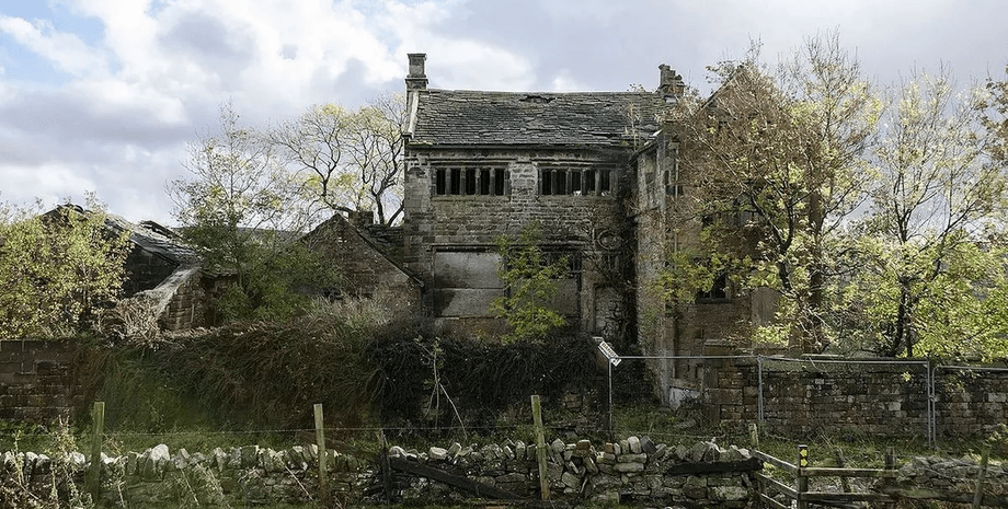 Покинутий особняк, стара будівля, покинутий будинок, історичний особняк, моторошні історії, історична спадщина, руїни,