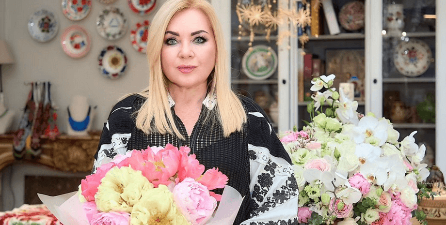 Оксана Білозір, букет квітів, кімната