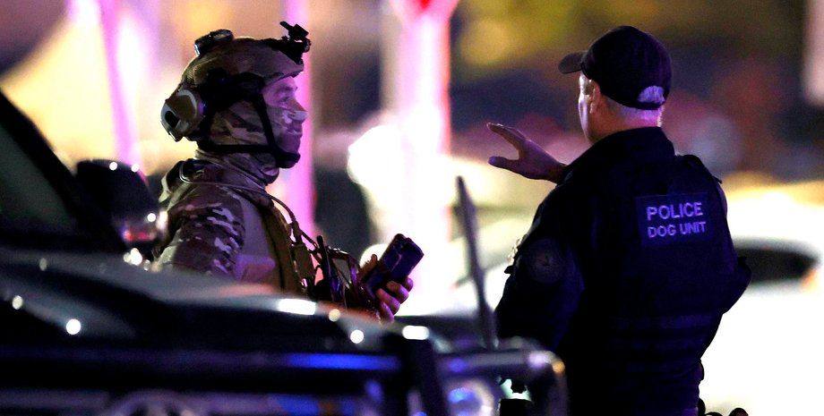 Стрілянина на пляжі в Сіднеї: чоловік, який обеззброїв нападника, отримав поранення Озброєна поліція на місці масової стрілянини на пляжі Бонді 14 грудня 2025 року в Сіднеї,