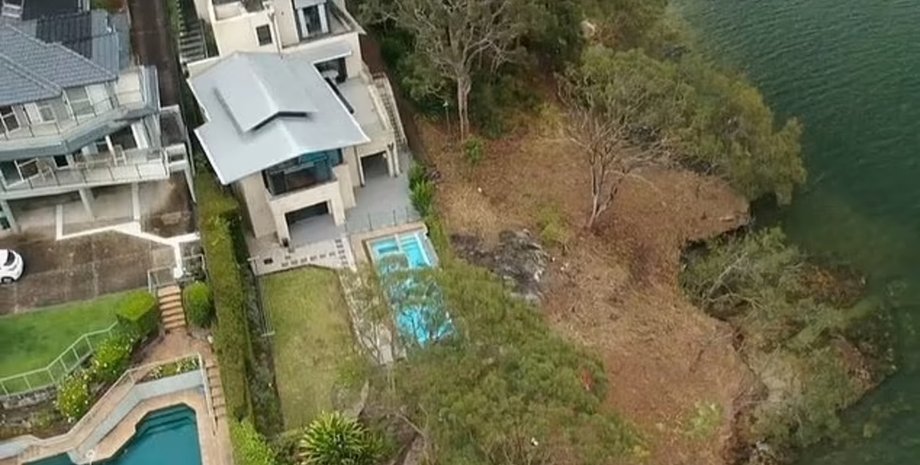 Люди вырубали деревья ради вида на пляж, вырубали деревья из заповедника, владельцы домов, вид на гавань, уголовное дело, месть, баннер,