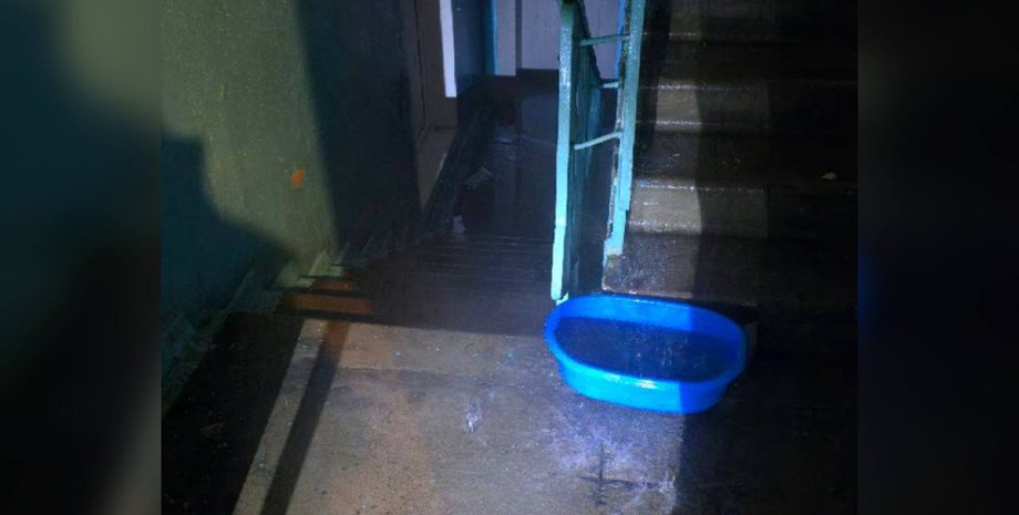 В разных районах Киева из-за массовых прорывов труб вода затапливает подъезды жилых домов.