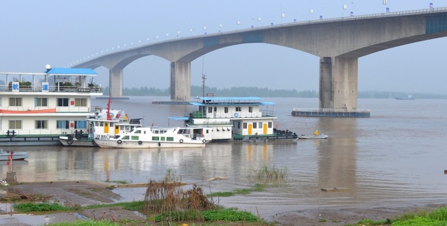 Река Янцзы в Китае, засуха