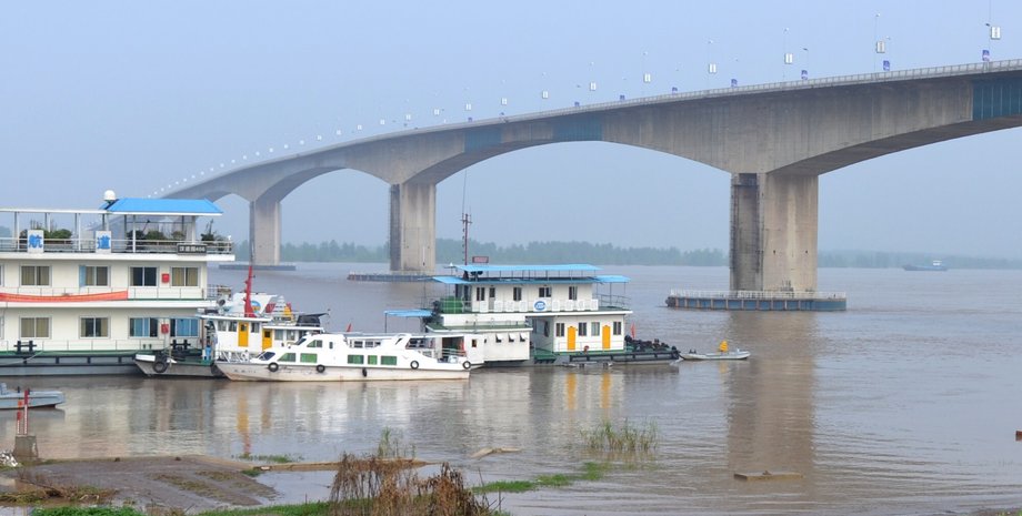 Река Янцзы в Китае, засуха