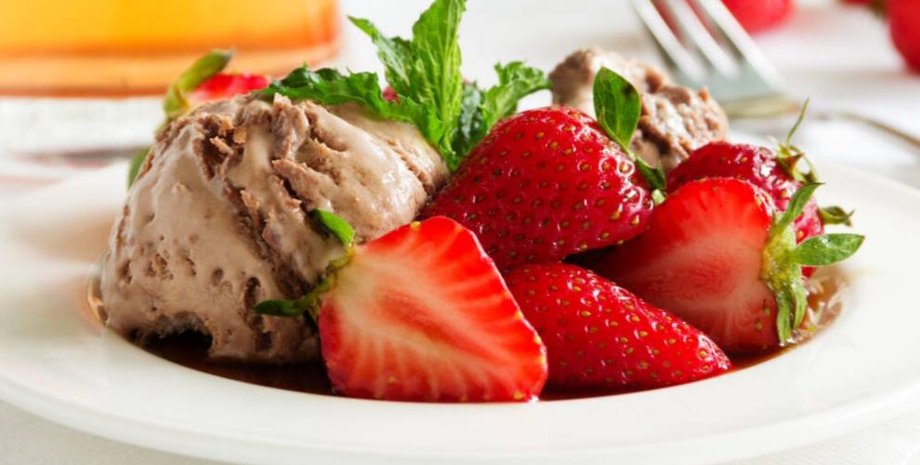 полуниця, морозиво, шоколадне морозиво