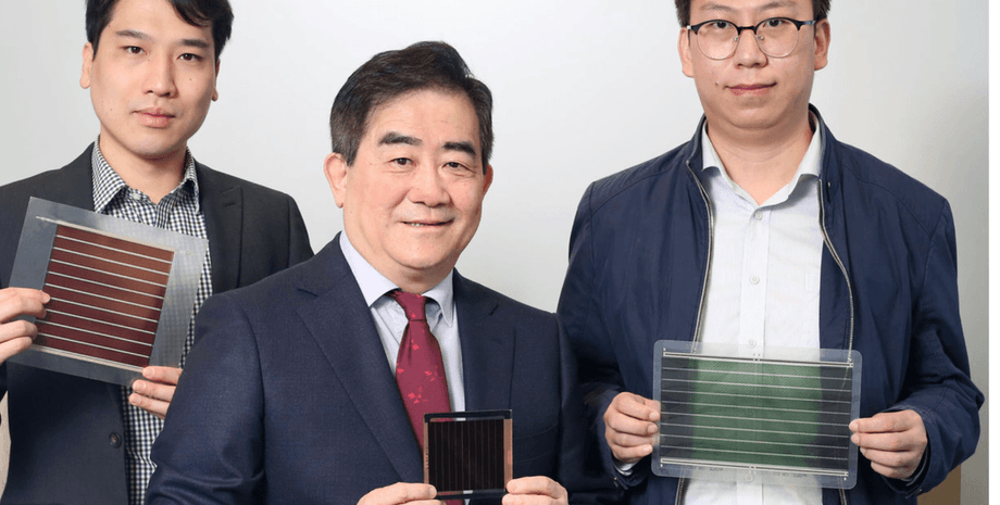 ученые держат прототипы перовскитных солнечных панелей