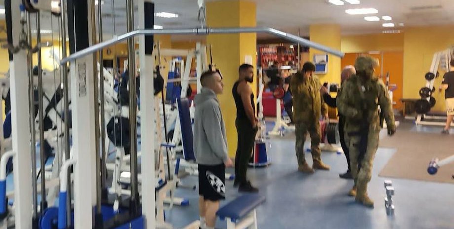 новини Закарпаття, вручення повісток, спортзал, мобілізація в Україні