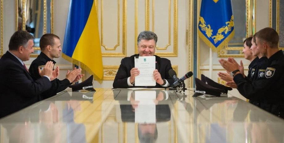 Петр Порошенко подписал закон о полиции / Фото пресс-службы президента