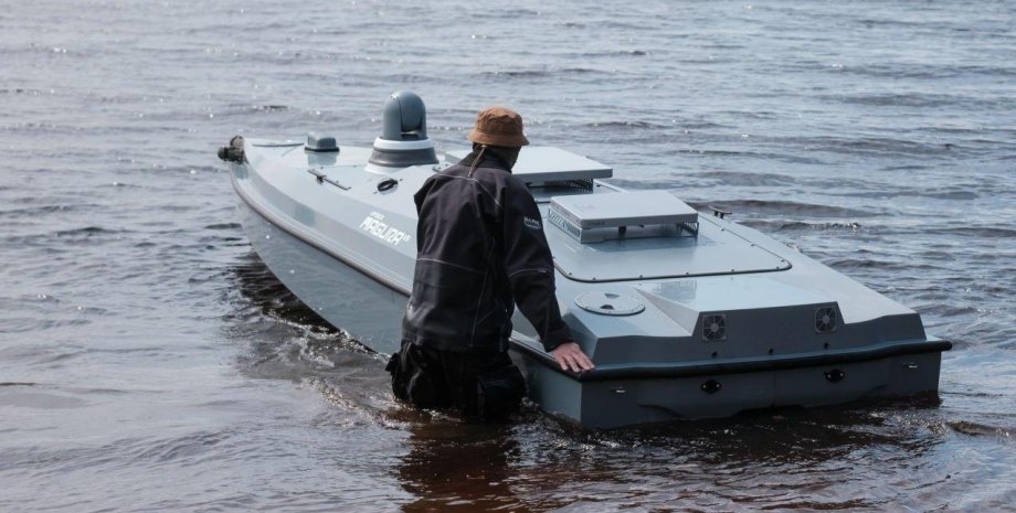 Ein nicht -ex -Boot traf ein russisches Militärboot in der Gegend einer schmalen...