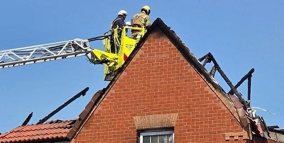 взрыв солнечных панелей на крыше нового дома в Великобритании