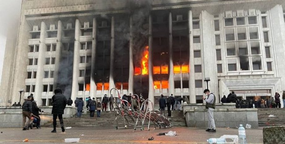 В Алматы подожгли здание мэрии