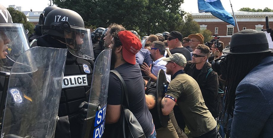 Марш "Объединенных правых" в Шарлоттсвилле. Фото: Evan Nesterak/Wikipedia