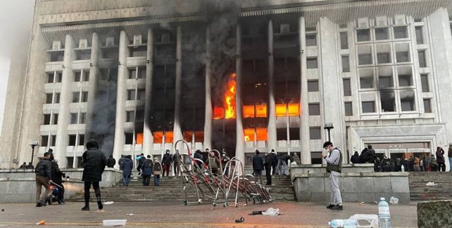 В Алмати підпалили будівлю мерії