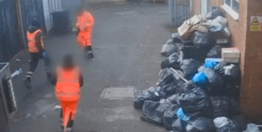 мусорщики убегают