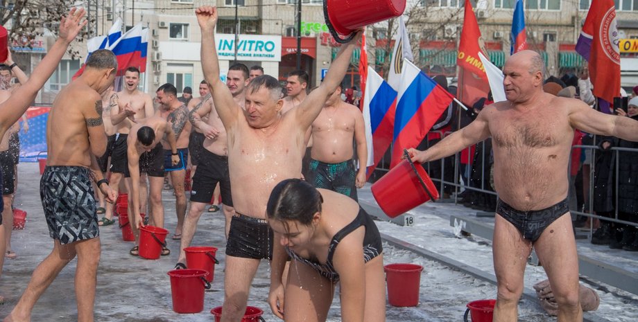 акция в РФ, обливание водой