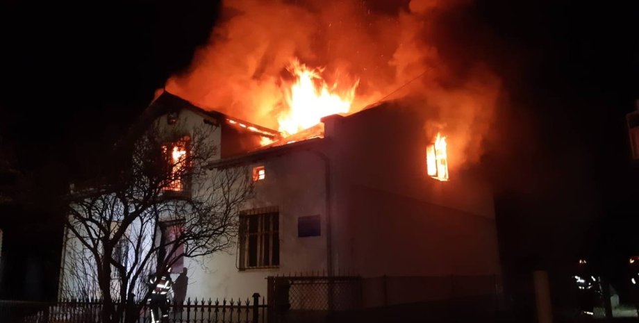 Украина Львов обстрелы беспилотники дроны обстрелы Львова, дроны-камикадзе, шахеды, пожар, музей Шухевича, крыша общежития