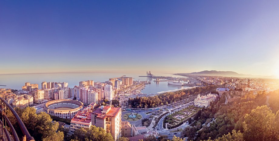 Из Малаги  в хорошую погоду видно Африку  и Гибралтар