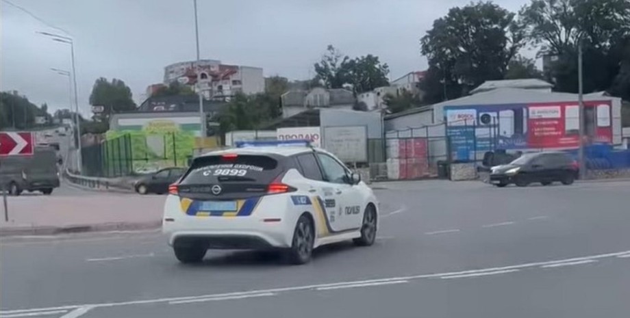 полицейский ниссан лиф, Nissan Leaf, электромобиль Nissan Leaf, полицейское авто