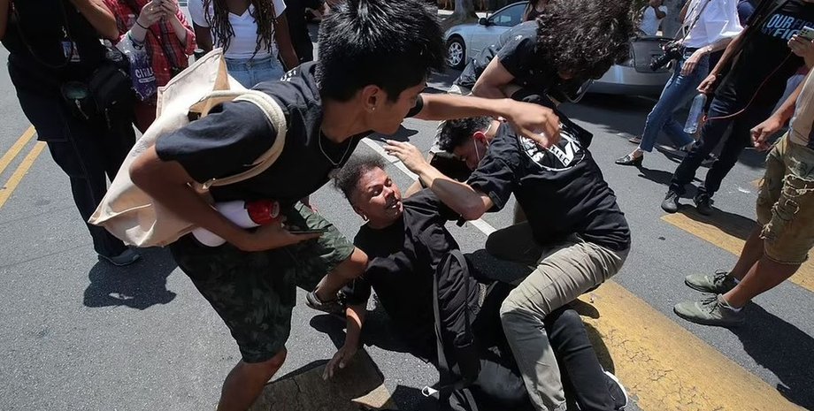 Лос-Анджелес, столкновения, трансгендеры,